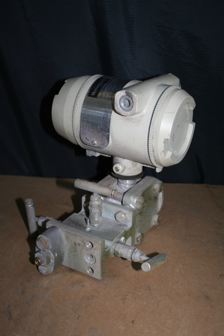 Pressure transmitter STD120 ST3000 20-0 in H2O Honeywell w/valve