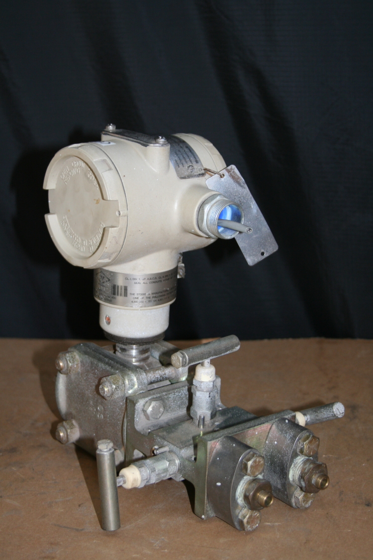Pressure transmitter STD120 ST3000 0-15 in H2O Honeywell w/valve