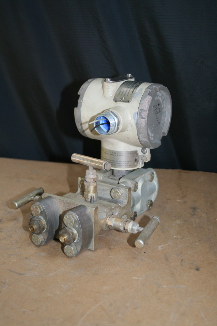Pressure transmitter STD924 ST3000 0-60 in H2O Honeywell w/valve