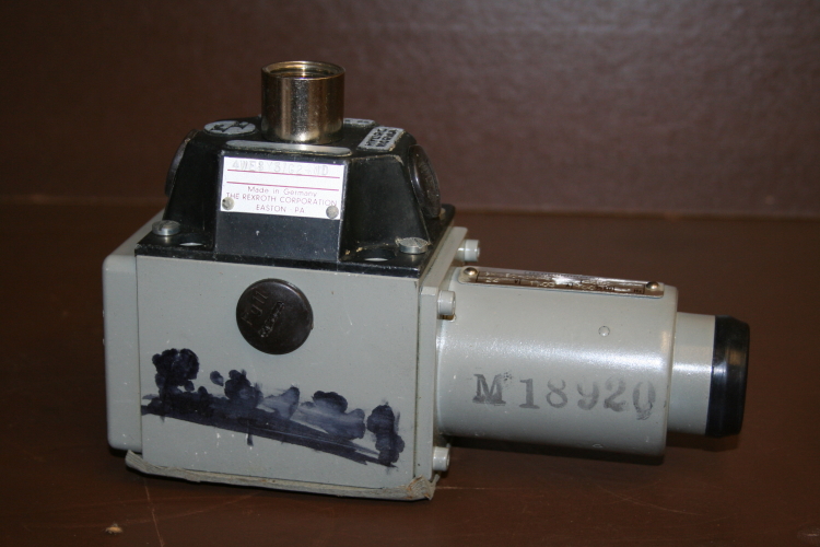 Directional valve 4 port Hydraulic 4WE8Y3 24 VDC Rexroth Giori Unused