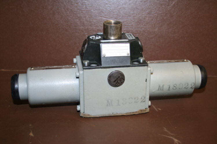 Directional valve Hydraulic 4WE8E3 24 VDC Solenoid Rexroth Unused Giori 