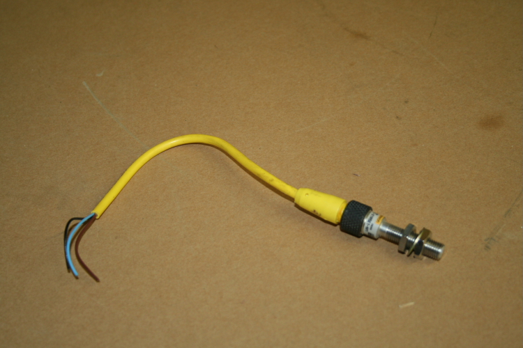 Inductive type proximity sensor Omron E2E-X1R5E1-M1