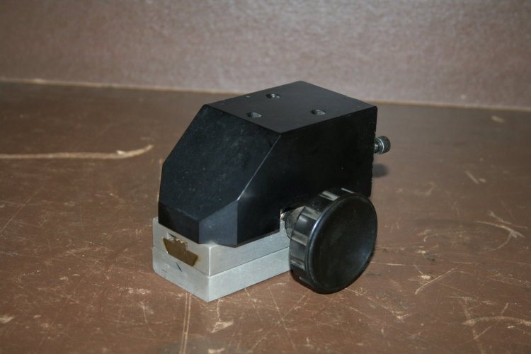 Linear positioning stage 4 1/8 x 2 1/2 inches Geared manual adjustment