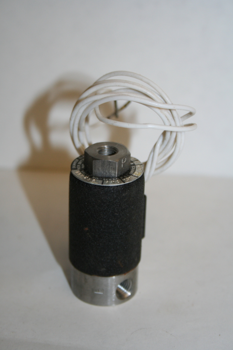 Solenoid valve 28VDC 150psi 3 way B5HX18 Skinner Unused B series