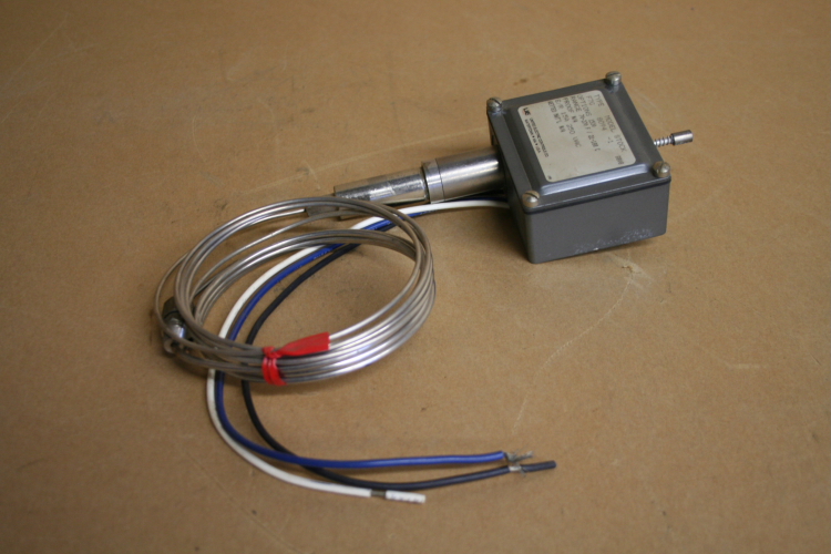 United Electric F7G 8094 Temperature Switch, reset action 15A, 70 - 370 Deg F