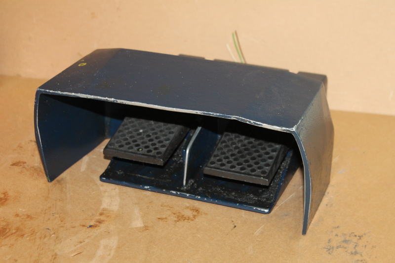 Schmersal GFS 2 1OS/1OS Foot Switch, 2 Pedal, Dual, 15A, 2 Contacts Per Petal