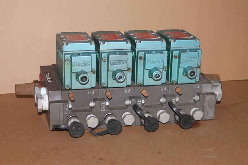 Pneumatic spool valve, Directional control, 3PSR40012B, Numatics, Lot of 4