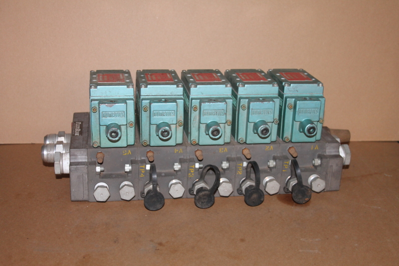 Pneumatic spool valve, Directional control, 3PSR40012B, Numatics, Lot of 5
