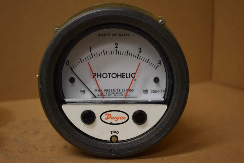 Dwyer 3004-TP photohelic  pressure switch gauge, 0-4 water